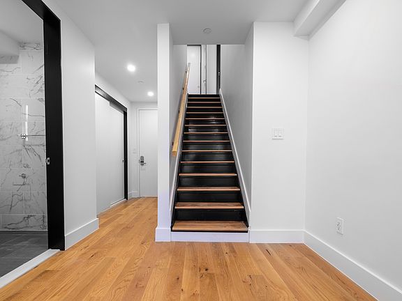 3rd image of 231 W 20th St #1