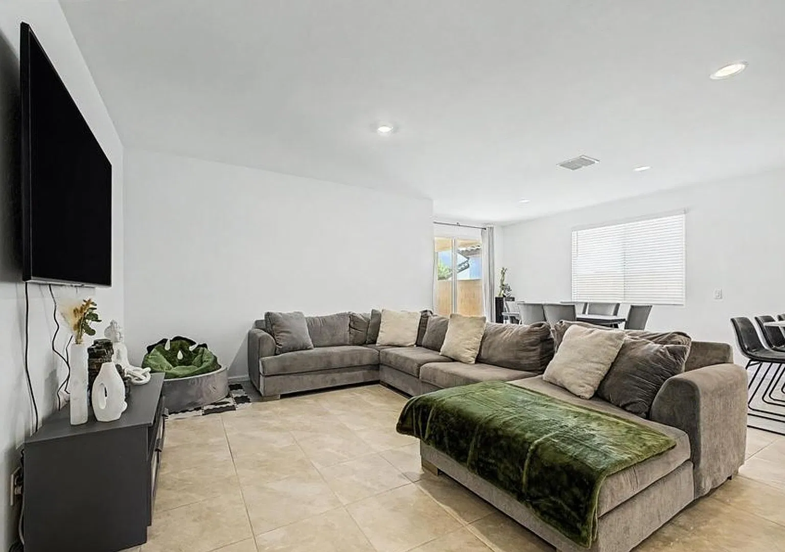 Modern 3/2 in Resort Style Community — Photo 2
