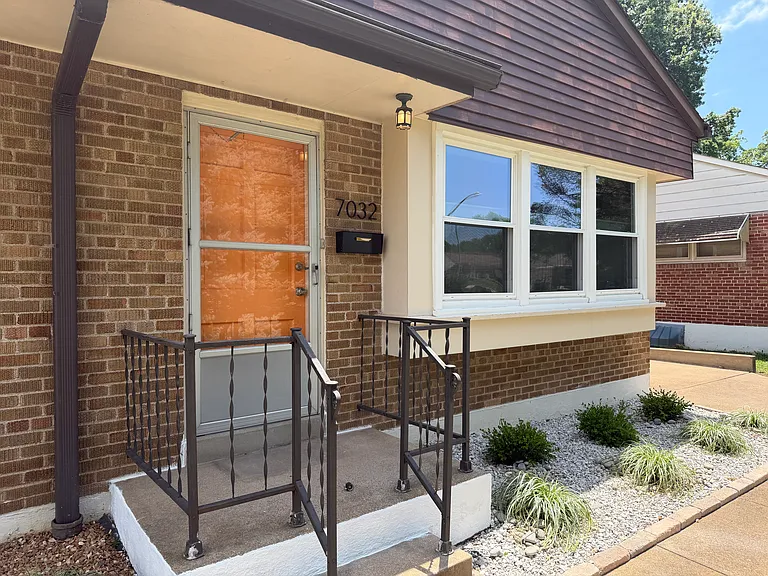 7032 Parkwood St — Photo 2