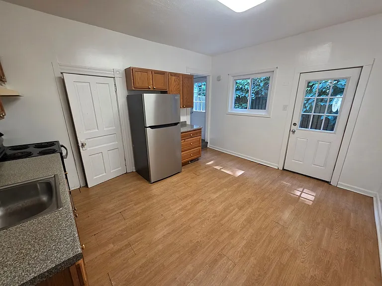520 Glenn St — Photo 16