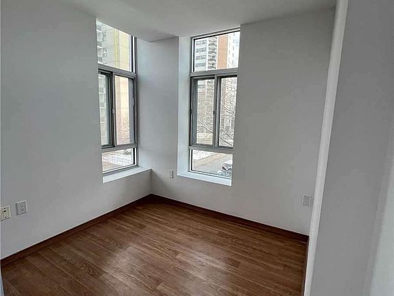 5th image of 15 Maplewood Ave #302
