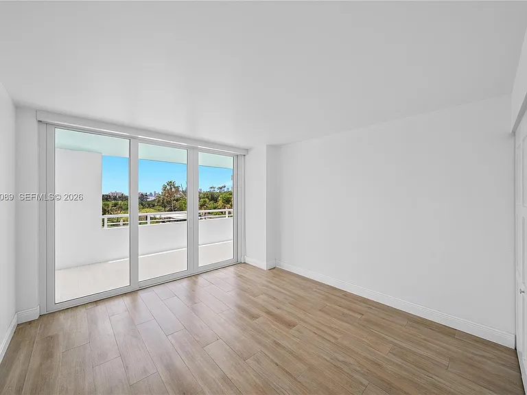400 S Pointe Dr #409 — Photo 29