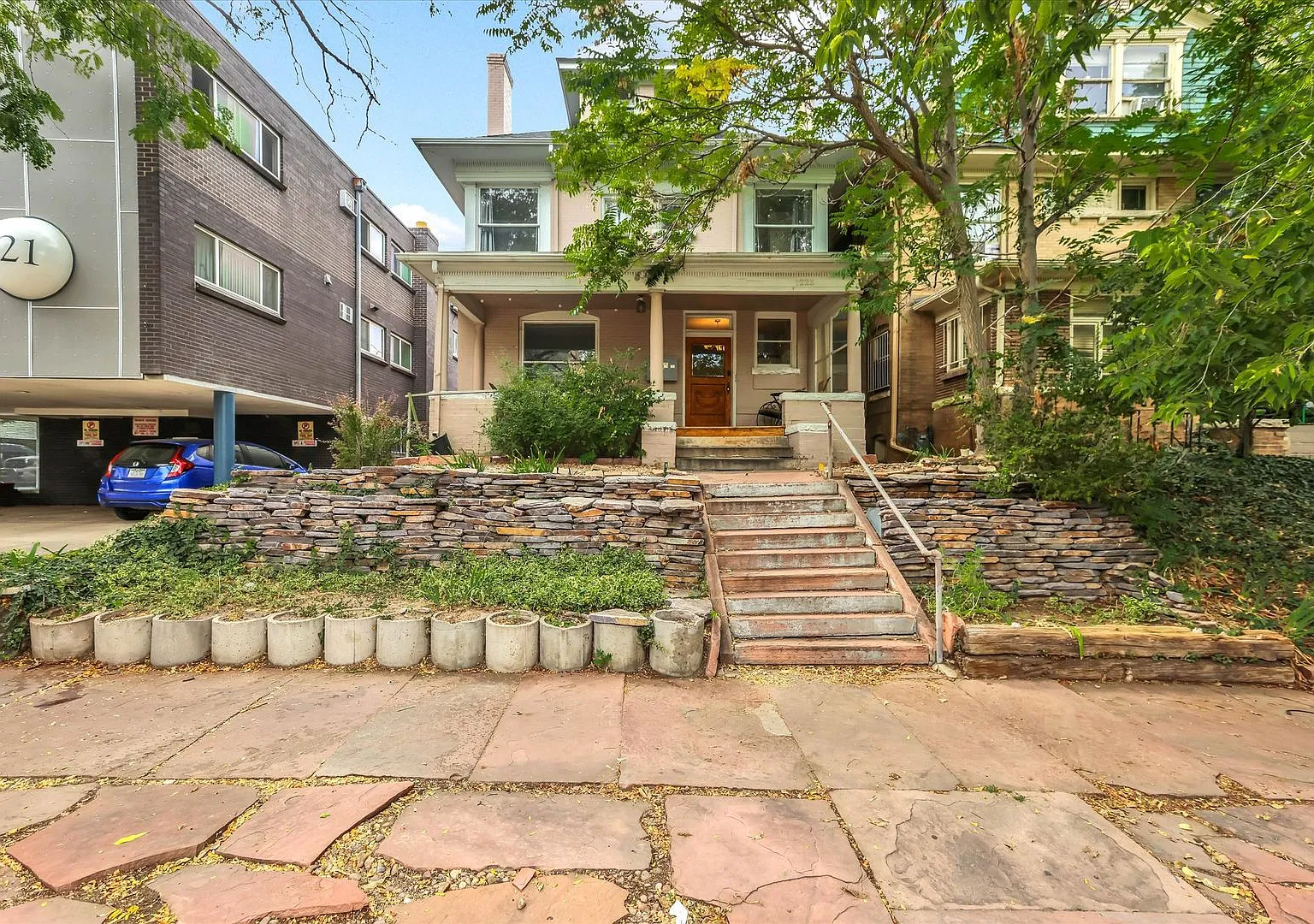 Beautiful two story unit with Victorian charm — Photo 2