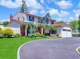 36 Beaumont Ln, Lake Grove, NY 11755