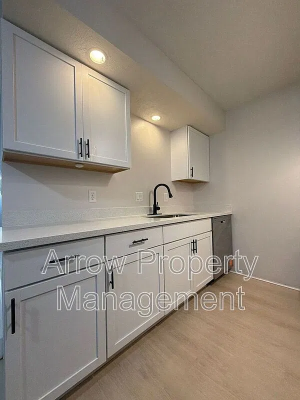 3341 Holdrege St — Photo 2