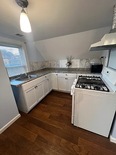52 Essex St Photo 1