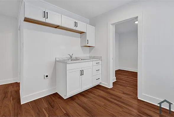 3156 Powell Ave — Photo 2