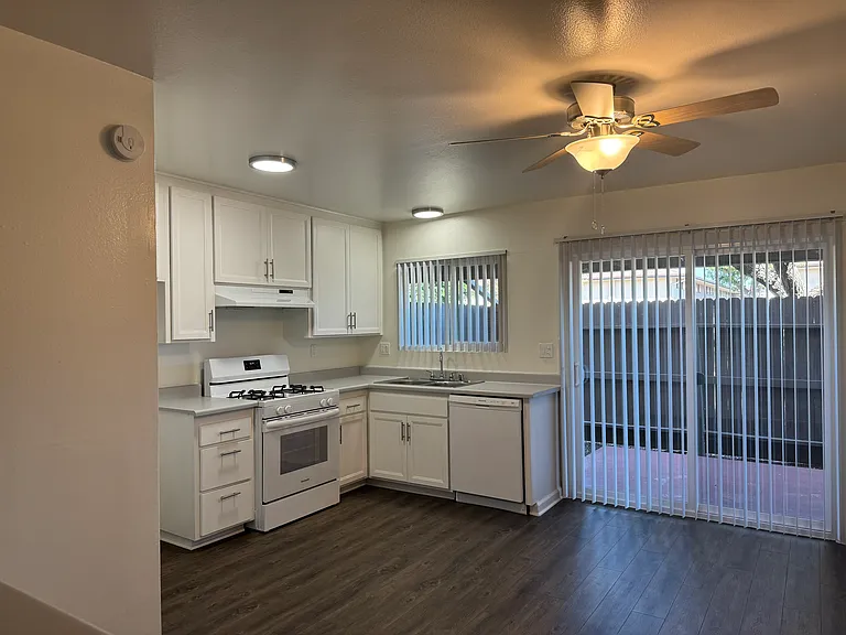 2BR, 1BA-894SF
