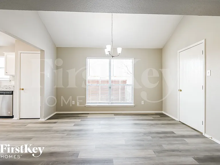 204 Windsor Dr — Photo 5