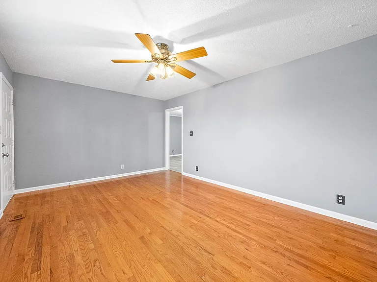 1835 Warren Dr — Photo 6
