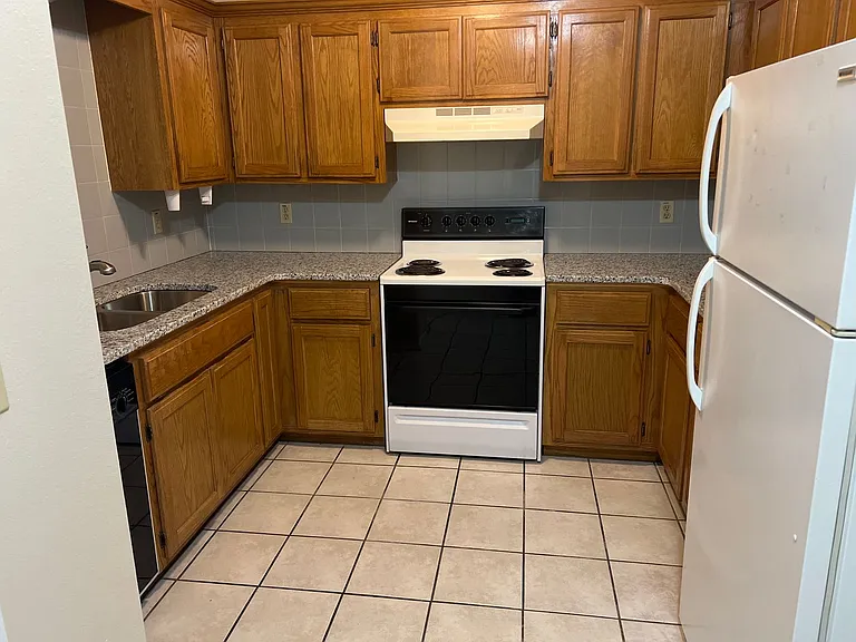 606 Rolling Hills Dr — Photo 6
