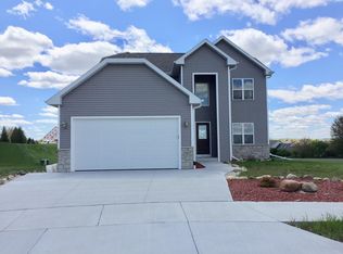 727 Imperial Ct, Hartford, WI 53027