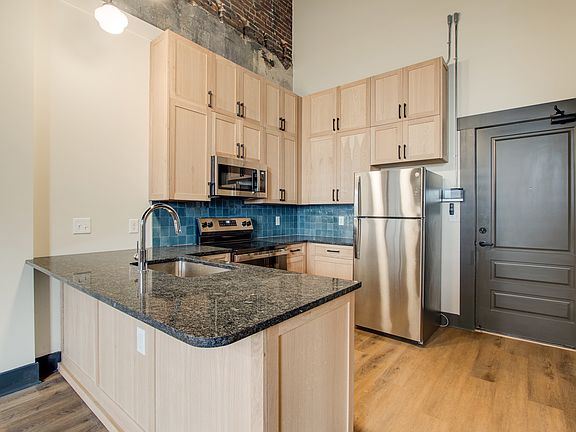 4th image of 124 Monroe Ave #203