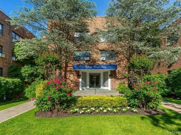 15 Canterbury Road #D13, Great Neck, NY 11021