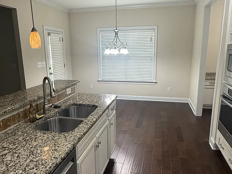 239 Tulip Dr — Photo 3