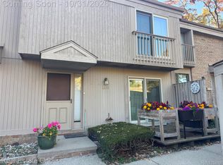 1465 Oakbrook E, Rochester, MI 48307