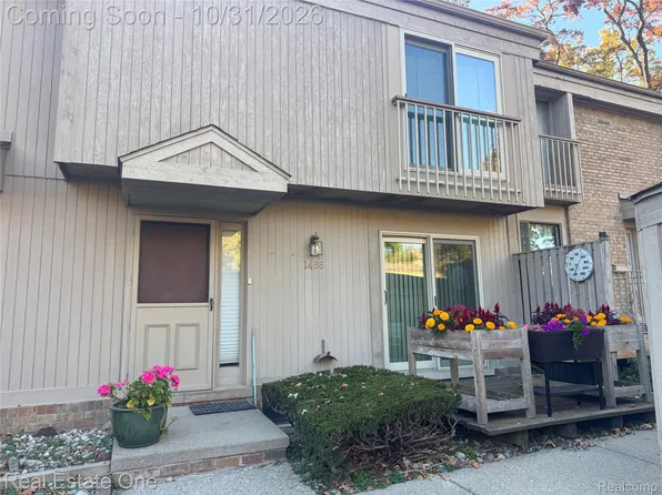 1465 Oakbrook E, Rochester, MI 48307