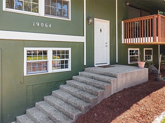 3rd image of 19064 Glen Haven Pl NE
