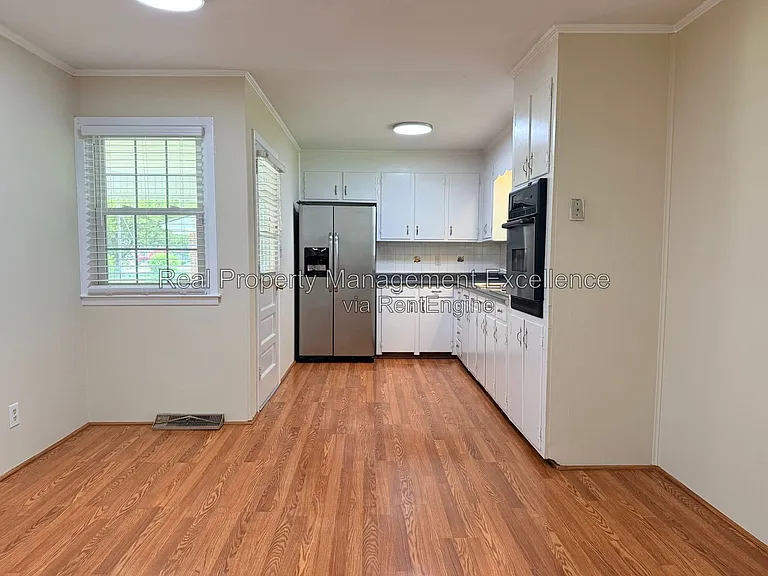 415 W 2nd St — Photo 8