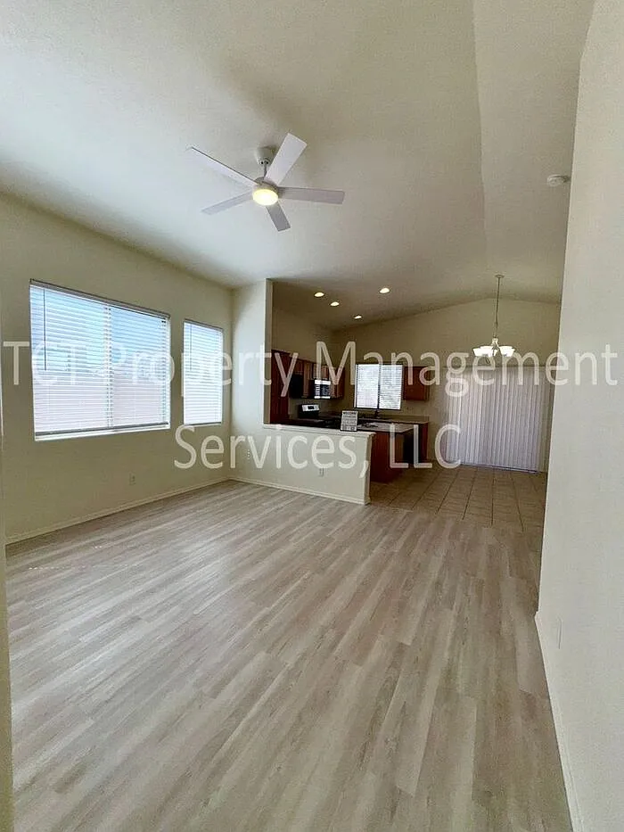 3 bed, 2.0 bath, 1395 sqft, $2,045 — Photo 4