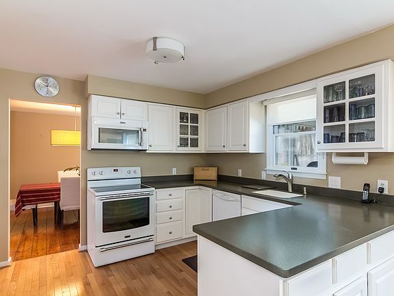 4th image of 35 Bartlett Dr