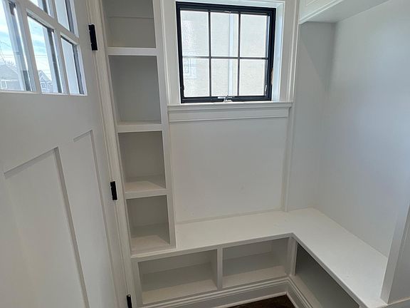 3rd image of 289 Gainsborg Ave E