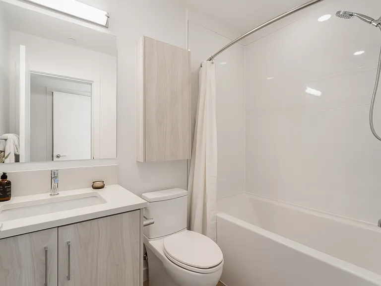 2762 Lonsdale Ave — Photo 39