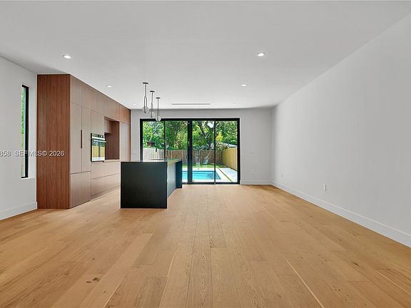 4th image of 223 NW 51st St