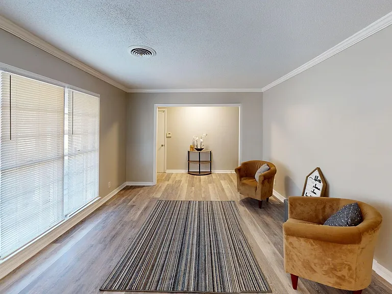 2716 Forsyth Ln — Photo 5