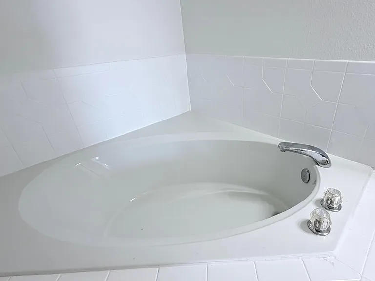 906 Berwick Dr — Photo 19