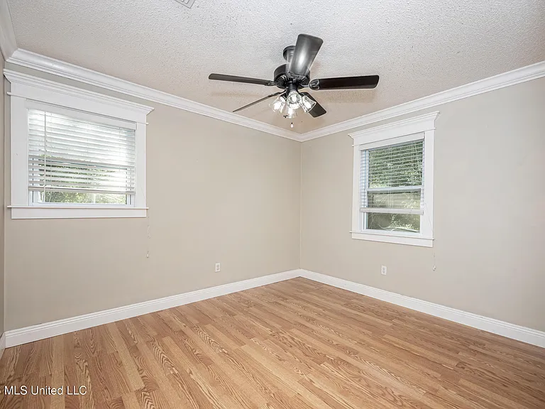20608 Scarborough Rd — Photo 32
