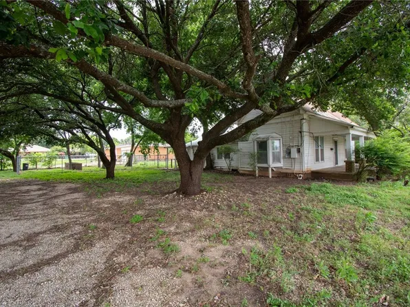 1014 W 3rd St, Mc Gregor, TX 76657