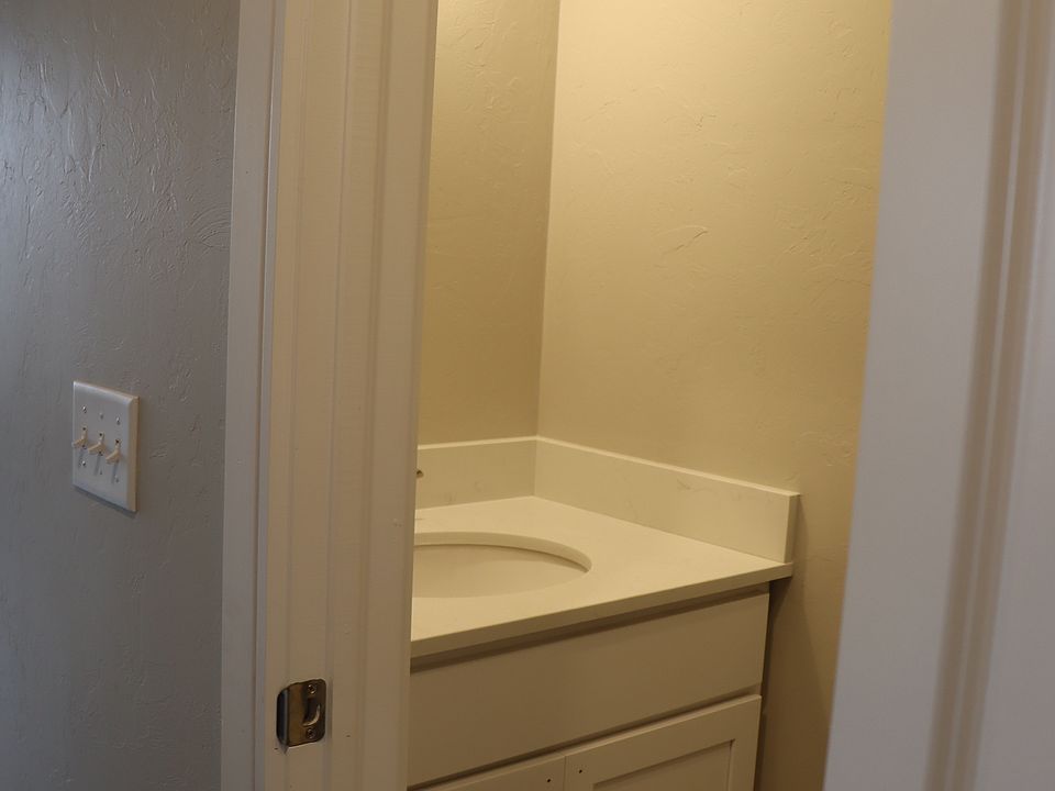 Downstairs 1/2 bath