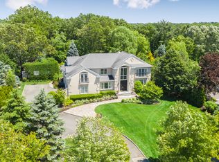 20 Woodbury Farms Dr, Woodbury, NY 11797