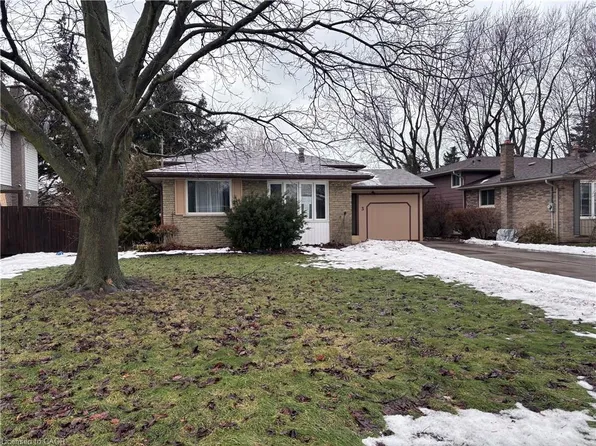 3 Governor Simcoe Dr, Saint Catharines, ON L2N 3J1