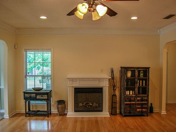 3rd image of 127 Elmwood Dr