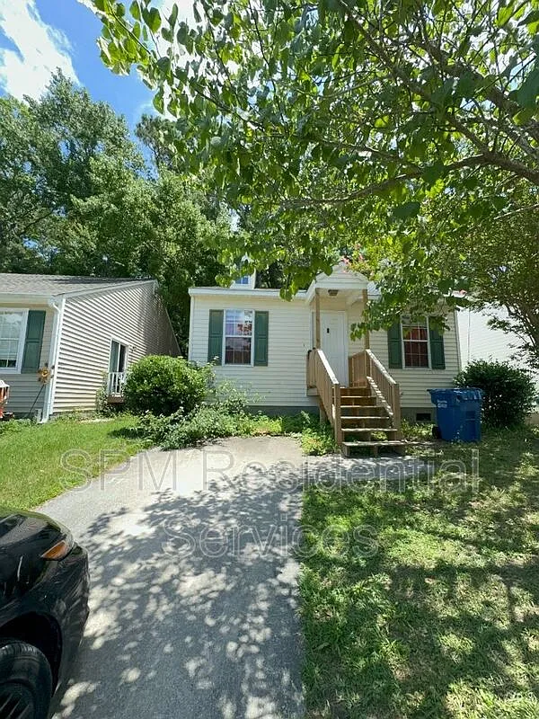 Building Photo - 717 Varsity Dr