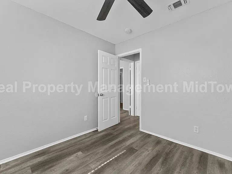 6100 Wall St — Photo 12