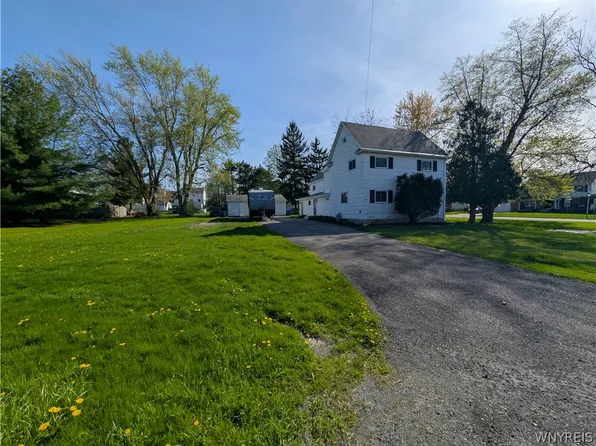 2793 Amsdell Rd, Hamburg, NY 14075