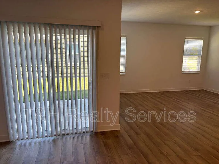542 Jefferson St — Photo 2