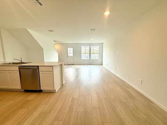 3rd image of 868 Lynx St