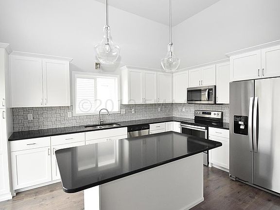 4th image of 934 Albert Dr W