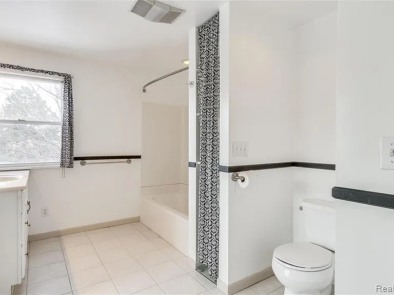 3388 Coolidge Hwy — Photo 6