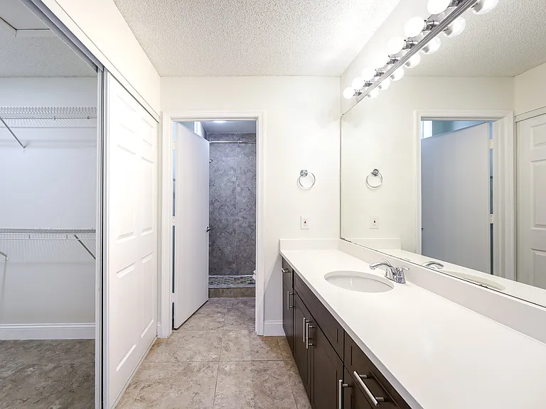 Oakwood Apartments — Photo 21