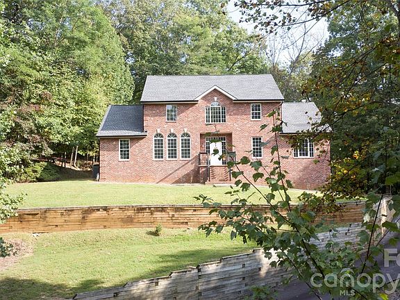 2nd image of 1064 Skye Dr