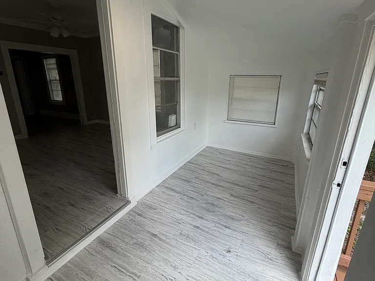 252 Claude St — Photo 5
