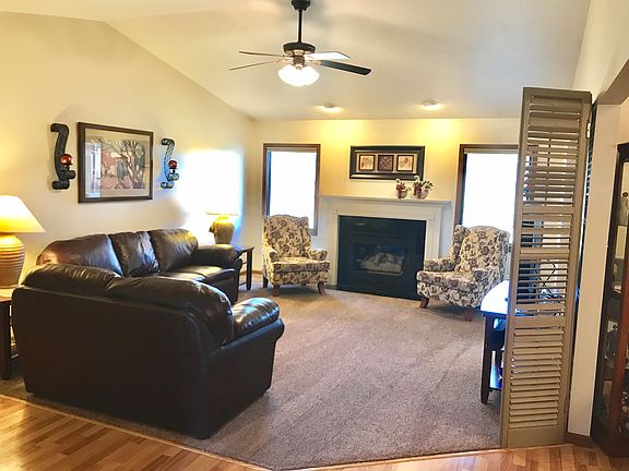 Living Room & Gas Fireplace