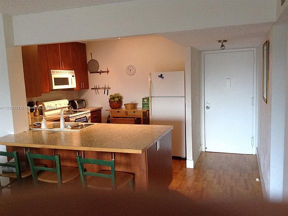 3rd image of 130 S Shore Dr APT 6D