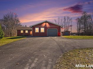 822 W 60th St, Newaygo, MI