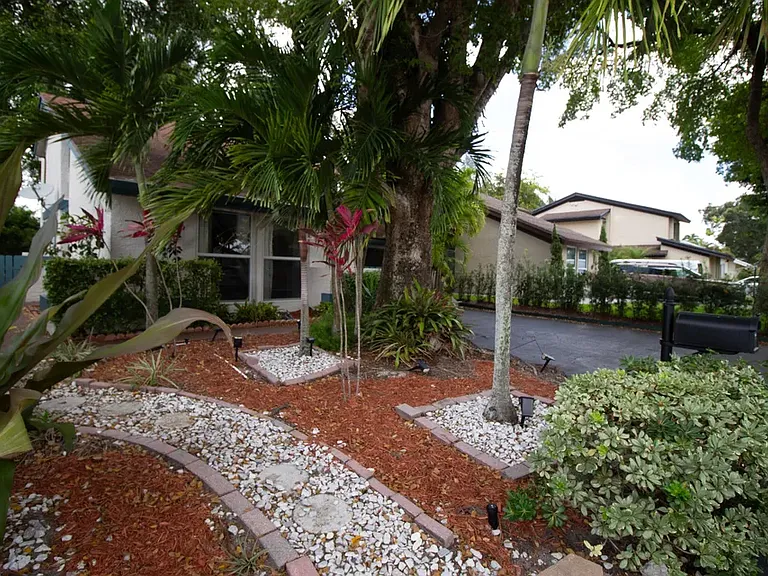 8321 SW 39th Ct — Photo 3